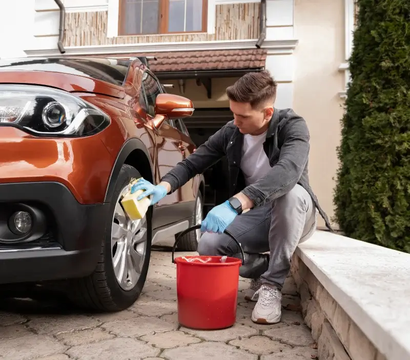 Lavage auto à domicile Fauillet : professionnel intervenant sur un véhicule